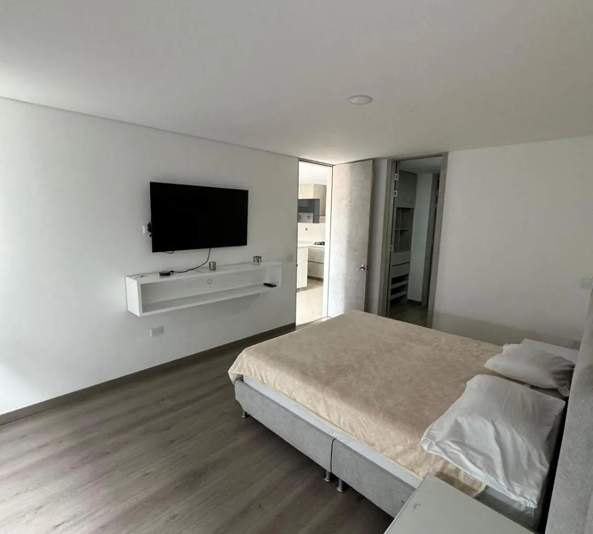 Modern 3 Bedroom Apartment With Balcony Медельин