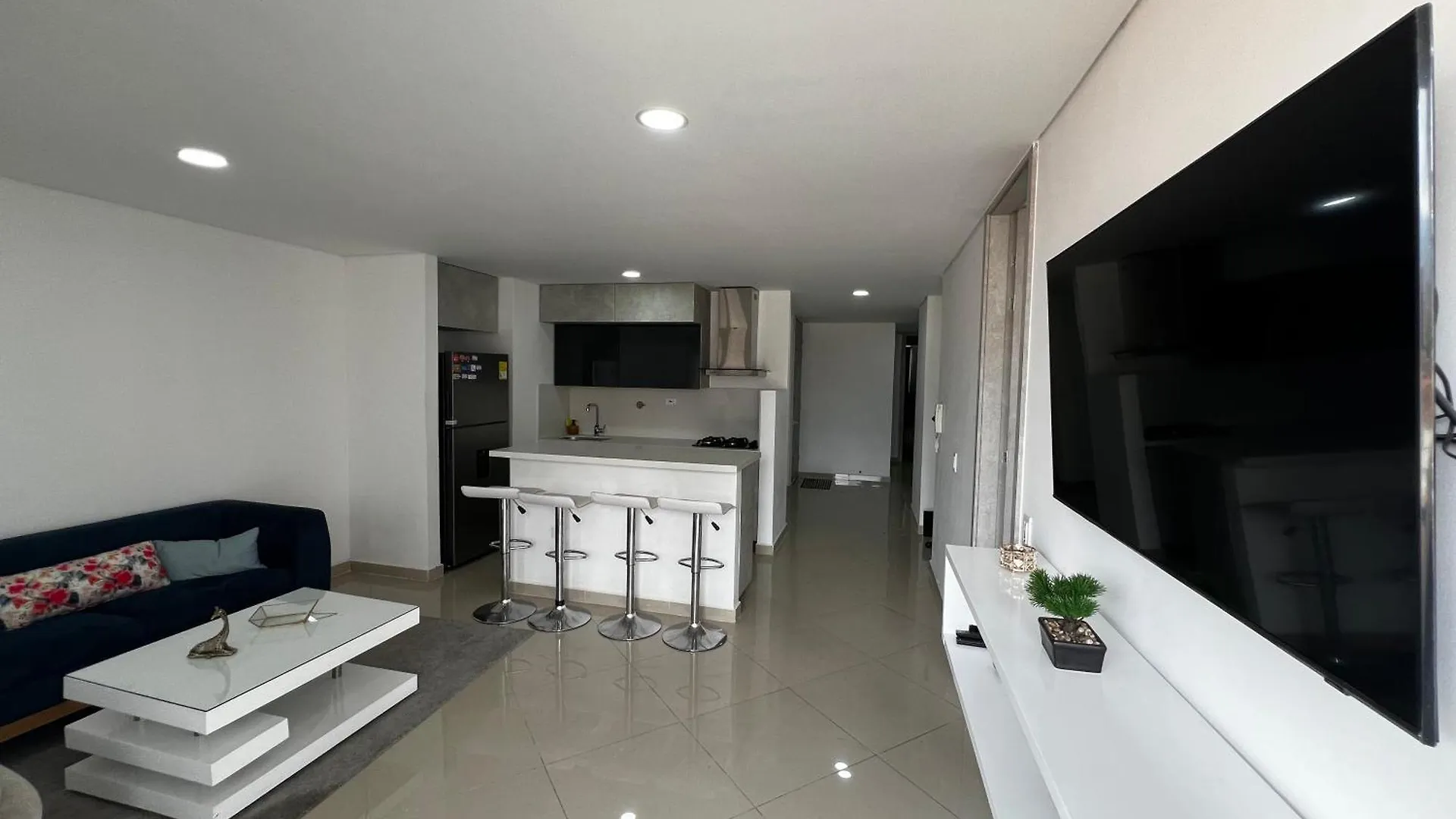 Modern 3 Bedroom Apartment With Balcony Медельин