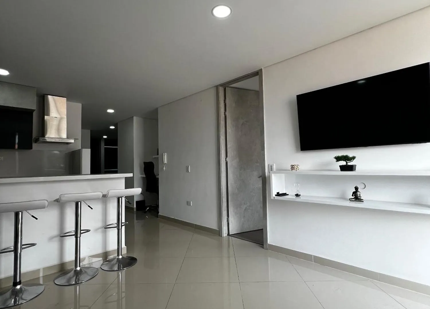 Modern 3 Bedroom Apartment With Balcony Медельин